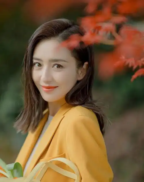 佟丽娅不愧是新疆美女头巾造型颇有民族特色针织裙更显女人味