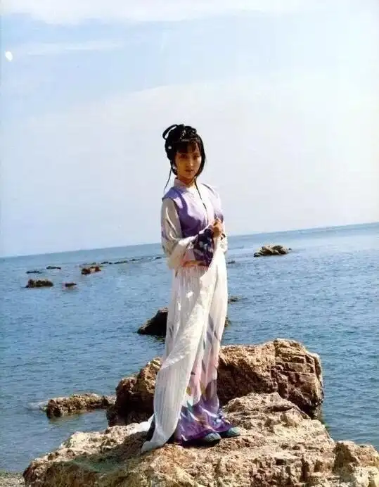 87版红楼梦宝黛唯美剧照,第一幅可爱,最后一幅情深