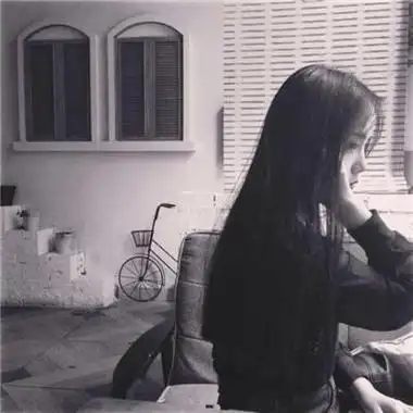 黑白伤感女生头像侧面女生伤感安静低头头像