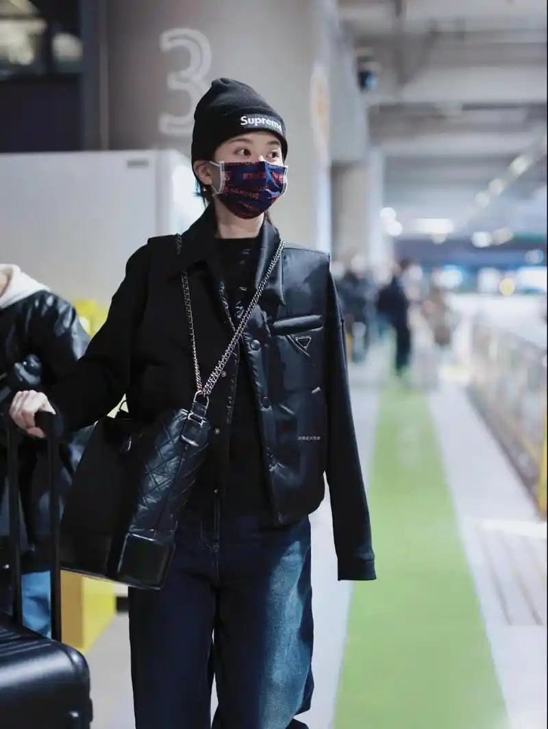乔欣最新机场私服穿搭 "靠脸吃饭"口罩也太亮眼了, 大号香奈儿流浪包