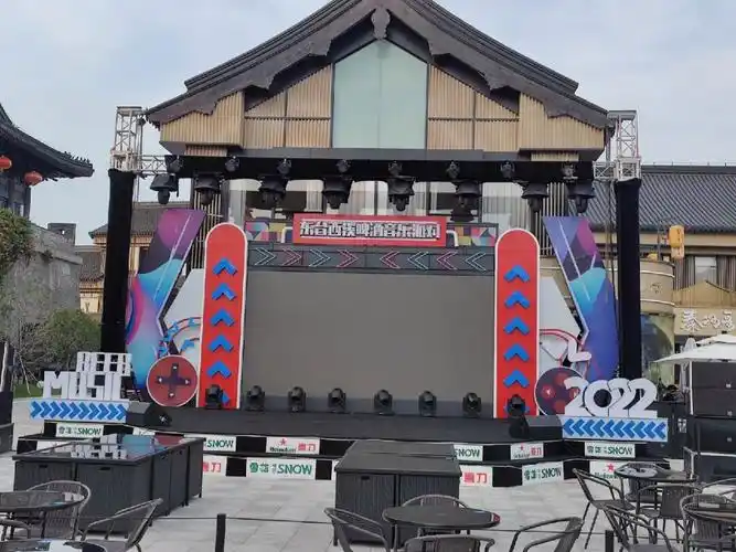 非常靓仔的活动舞台造型,各种发光元素加持