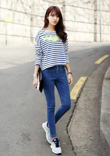 街拍达人,蓝白条纹长袖t恤 蓝色紧身牛仔裤 白色跑步鞋 黑色信封包