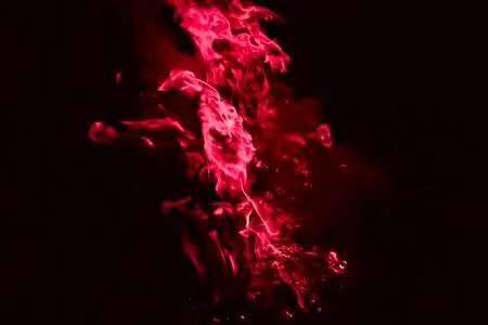 晚上烧稻草.一团深红色的火焰照片