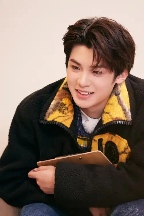 黄明昊黄色格子衬衫造型##黄明昊极限挑战宝藏行剧照