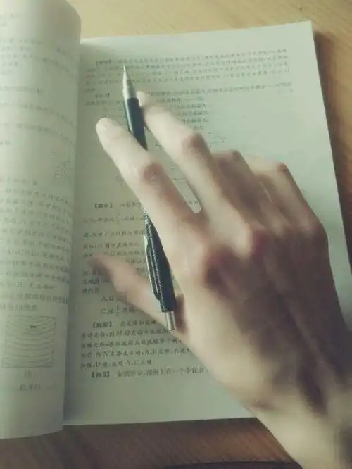 很多人说一个男生手好看,那么他的人也一定是个帅气的人.