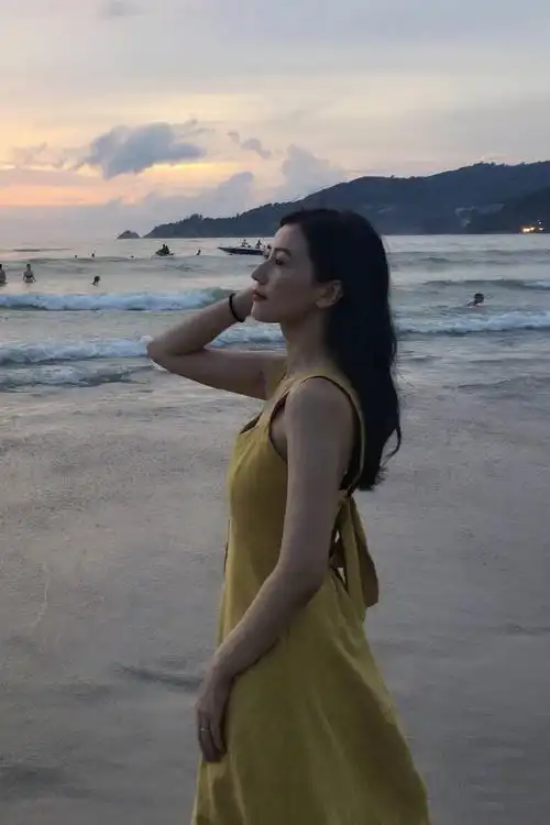 女神高圆圆海边度假照,身穿黄色连衣裙很美_凤凰网娱乐_凤凰网