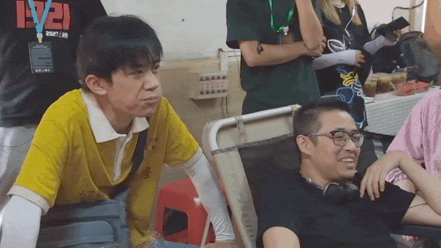 电影《奇迹》剧组吃饭花絮,吃东西的易烊千玺可可爱爱!