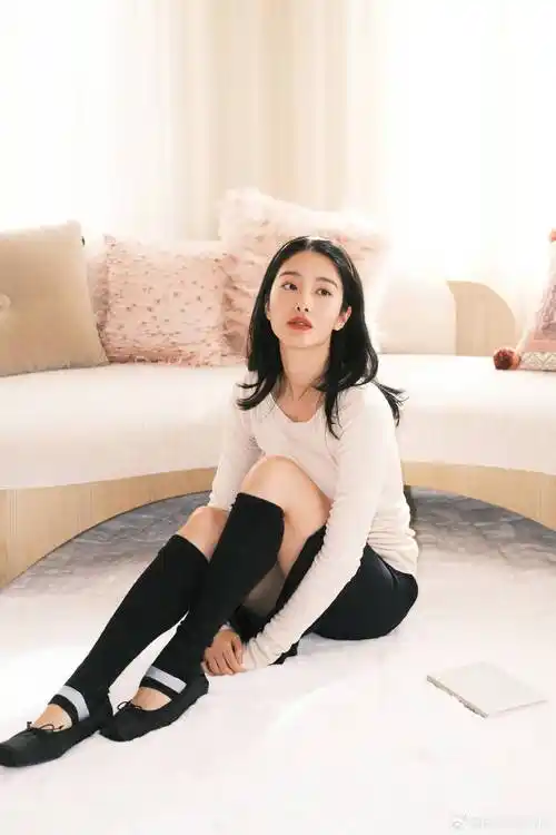 杨采钰写真露出事业线大美腿!