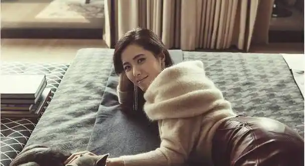 曾黎的大学同学有章子怡,胡静,秦海璐,梅婷,袁泉,这些演员全都是国内