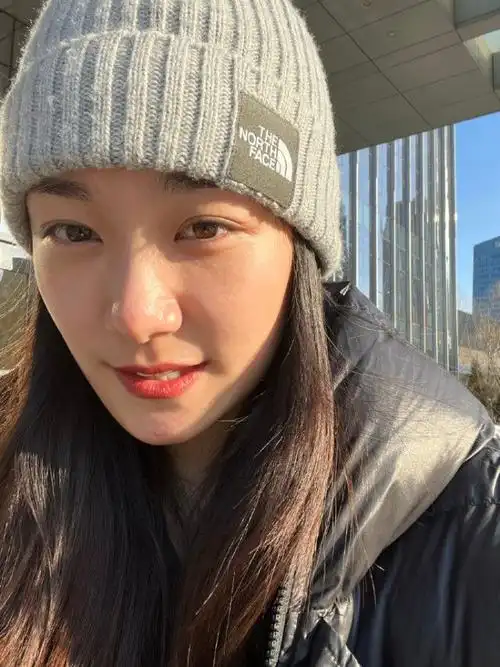 孙俪妹妹自信晒素颜照,惨遭吐槽路人长相没辨识度,比姐姐差远了