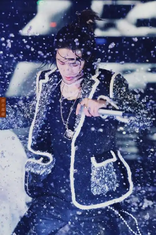 王一博水下憋气起身的一瞬间也太撩了,想到了跨年舞台的湿身诱惑