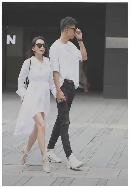 两个人的长相看起来很般配,但身高差异有点大.看起来至少短了20厘米.