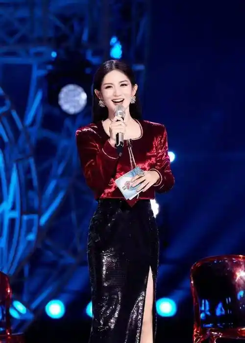 谢娜果然不枉浪姐,品味突破洋气,一身金色礼服抢镜,女主角_时尚_女性