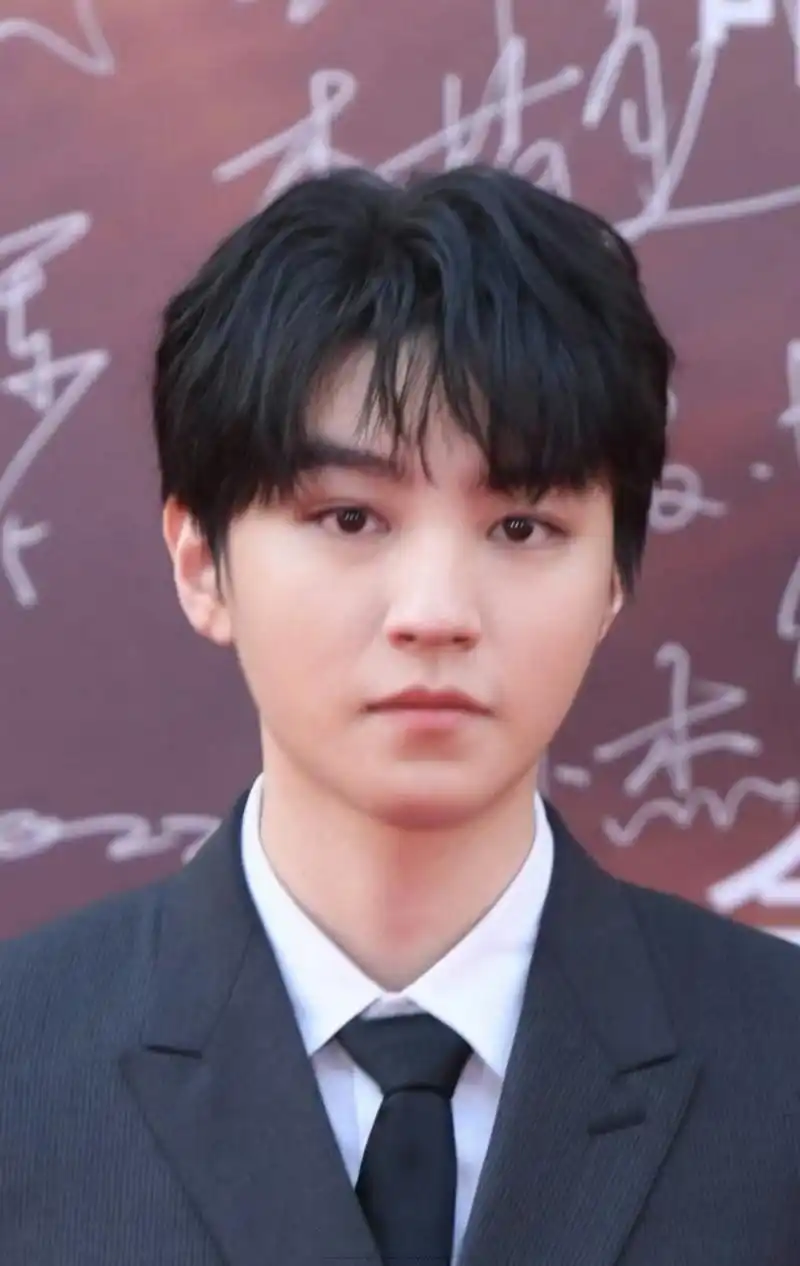 易烊千玺,王源,王俊凯怼脸生图,差别好大.王源的脸是怎么了?