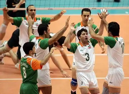 5月30日,伊朗男排在奥运男排落选赛中3比0击败澳大利亚,图为队员欢庆