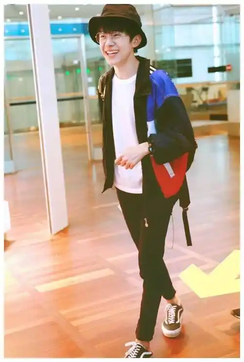 原创易烊千玺到底有多瘦看他穿黑色紧身裤女生看了都得自闭