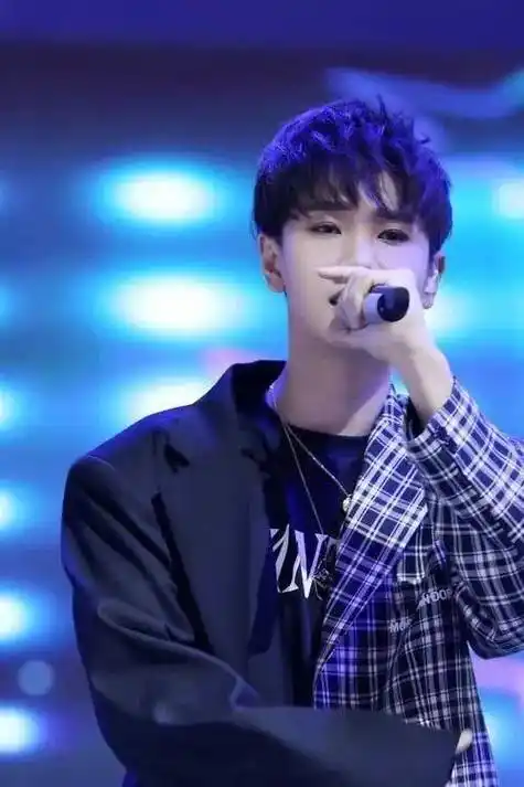 汪苏泷恋情疑曝光,与素人女友聚餐回家,网友:该谈恋爱了_女子_朋友