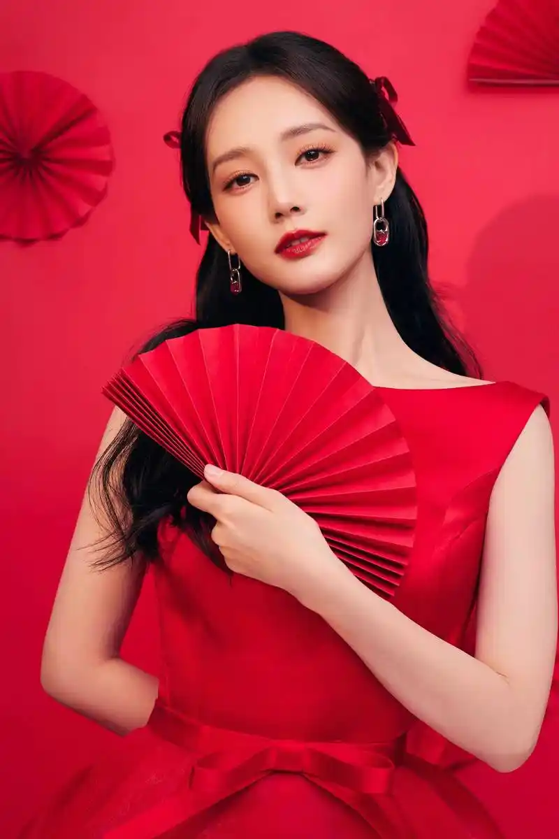 李一桐一袭红裙,皮肤细嫩,身材绝佳,美感十足,简直绝绝子!爱了爱了