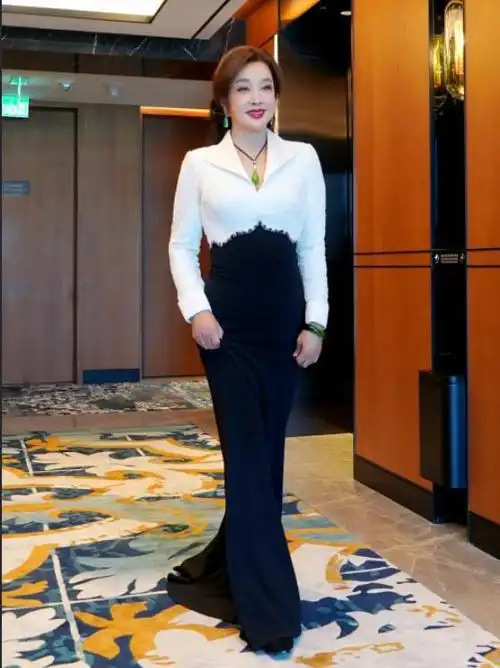 刘晓庆终于不装嫩,穿一身丝绒西装好高级,74岁女人最美的样子