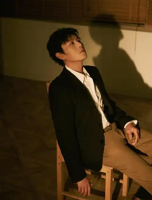 秦昊光影魅力帅气图片写真19