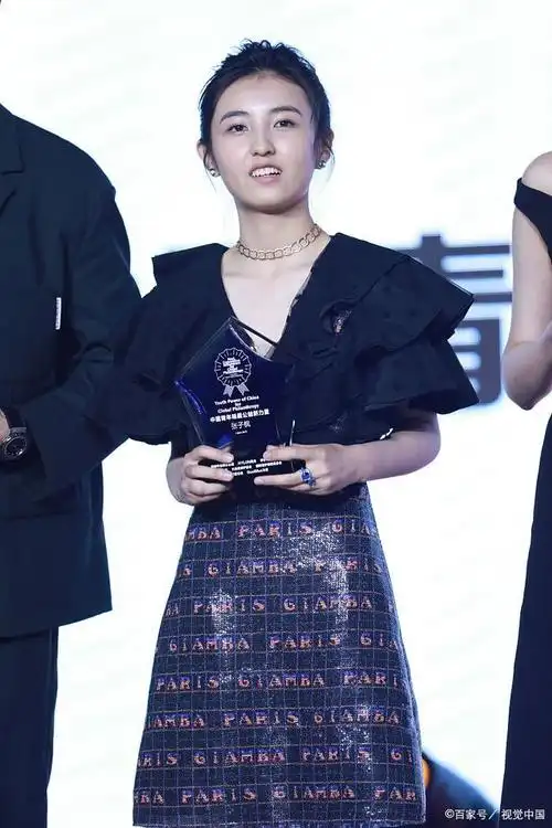 张子枫:从童星到华表奖获得者,肩膀曲线见证蜕变之路