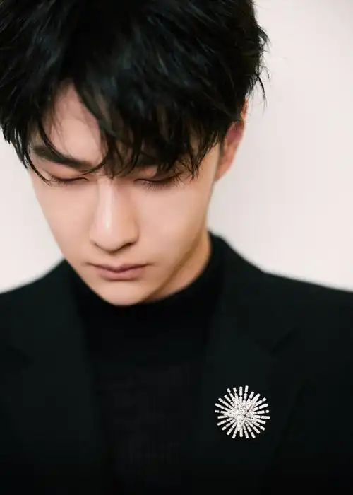 王一博|#微博之夜#期待许久的一博正式发布盛典造型 !