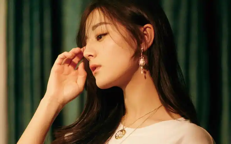 迪丽热巴杂志写真高清桌面电脑壁纸 - tt98图片网