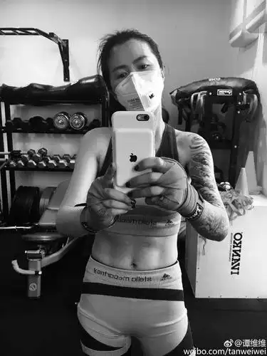 谭维维晒照:戴着口罩健身 看这腹肌都练成啥了