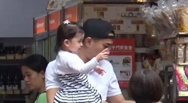 原创原创7岁小糯米露正脸了五官外貌很清晰网友为啥杨幂没秀过娃