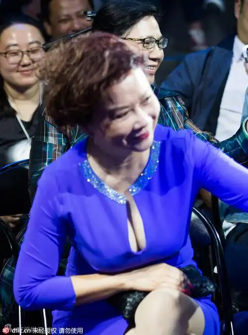 55岁蔡明俯身秀深沟_高清图集_新浪网