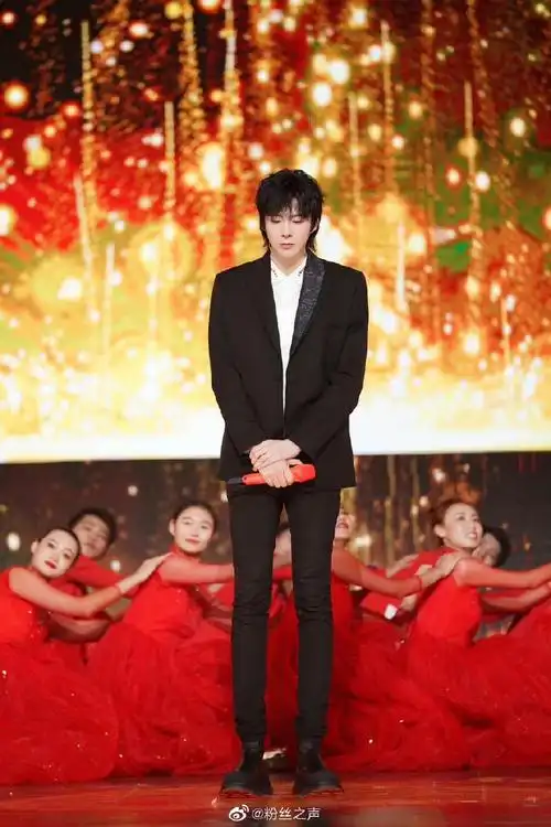 刘宇宁身高189,腿长115,自带苏感,就是从漫画里走出来的长腿帅哥