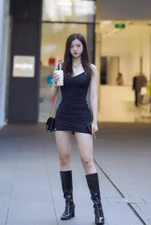 秋冬时节到了,又到了女孩子们开始穿靴子的季节了,天气变凉穿靴子直男