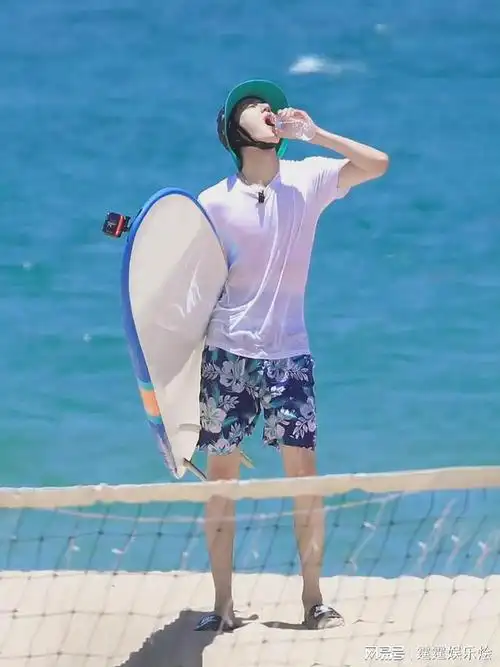 快来数数王一博到底有几块腹肌