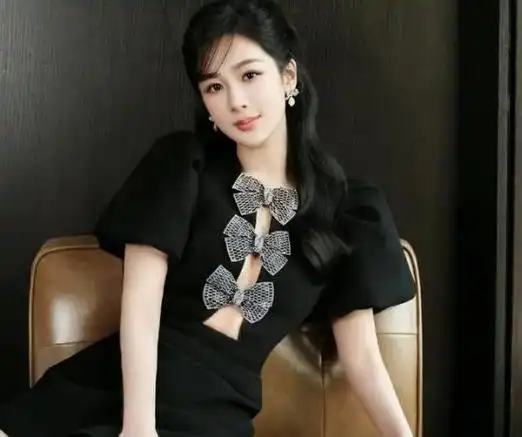 杨紫太辣了!最新活动穿镂空黑裙,甜辣造型超惊艳,瞬间引爆粉丝