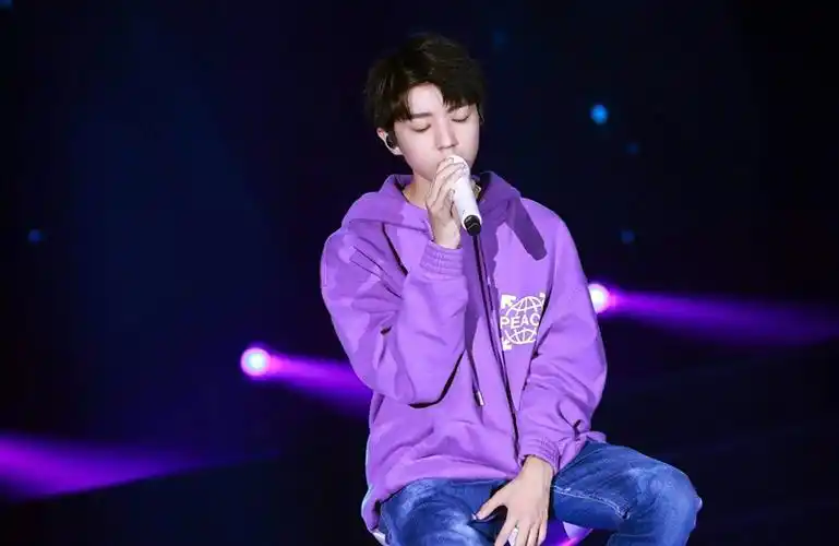 王俊凯一开口全场欢呼皮衣演唱平凡之路现场超燃