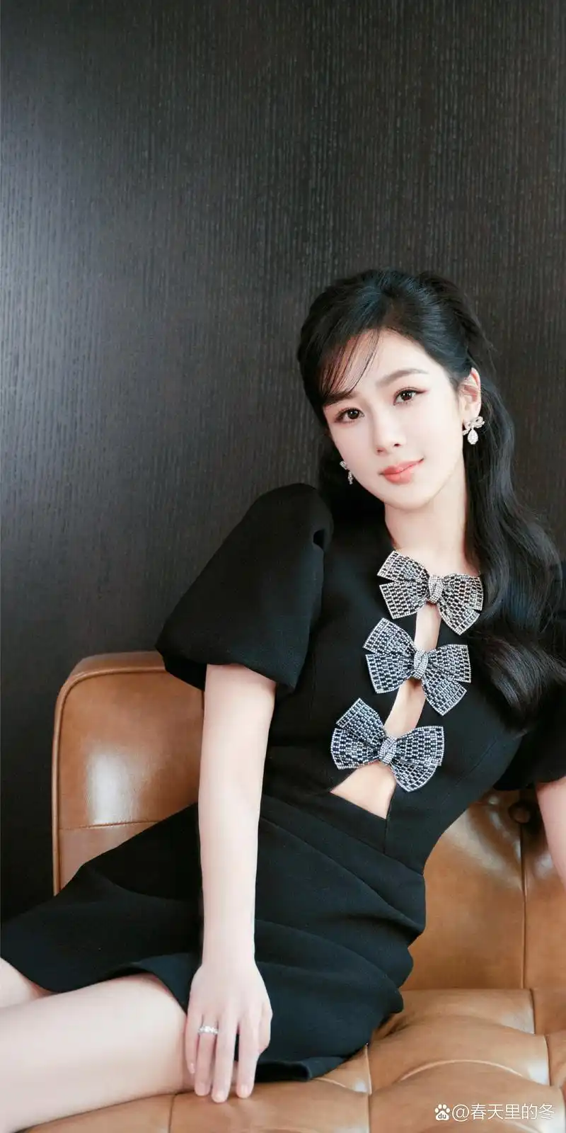 🍅在寒冷的冬日里,杨紫身穿黑色毛衣,手捧番茄,仿佛带我们走进