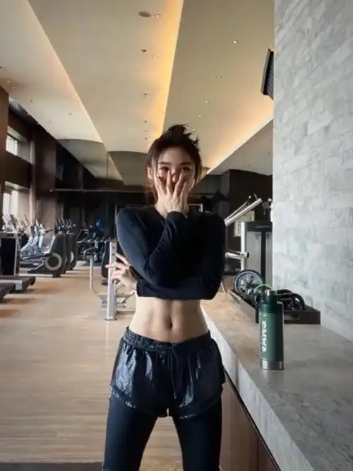 袁姗姗马甲线获赞"魔鬼身材"