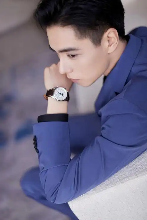 明星图片 大陆 男 胡一天 > 胡一天蓝色西装超帅写真图片(3/9)上一