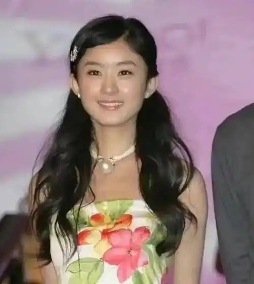 赵丽颖嘴歪,脸僵笑容不自然,出镜有硅胶充气感,被疑医美后遗症