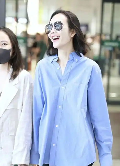 原创王鸥当妈后剪了齐肩发穿蓝衬衫小黑裤走机场41岁美出新高度