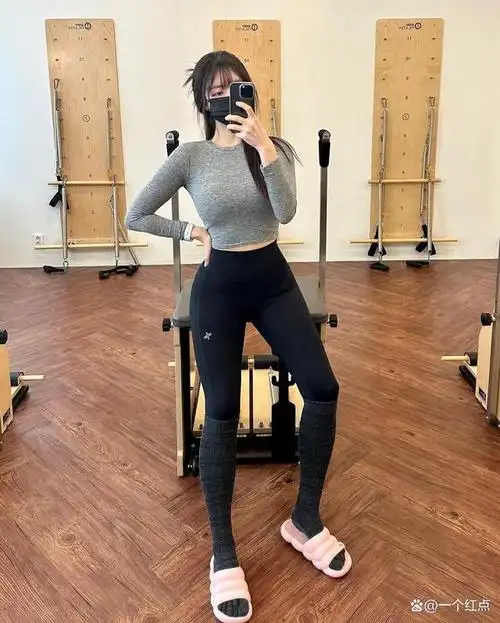 灰色健身服搭配黑色健身裤太好看了,彰显身材气质完美