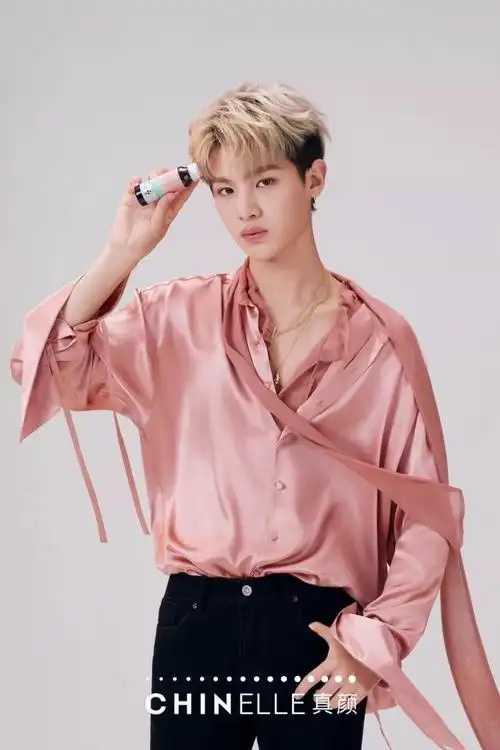 又有品牌代言人黄明昊的新照了!粉色真丝衬衫tin你们见过吗