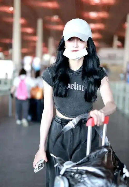 周洁琼现身机场,露脐牛仔上衣搭牛仔阔腿裤,休闲又时髦!