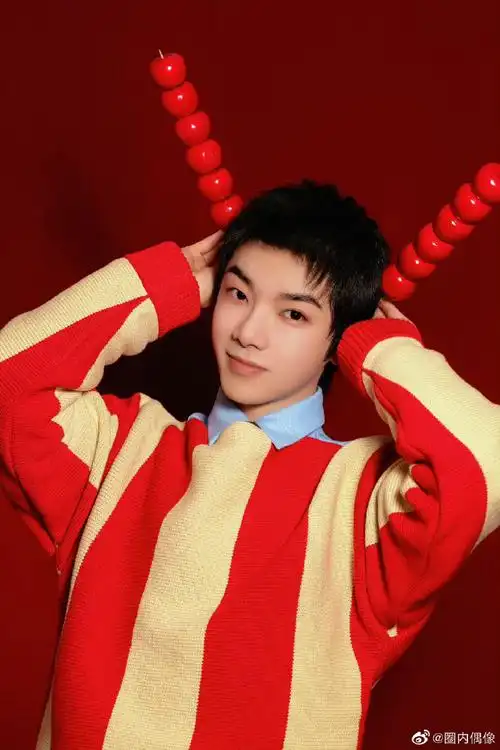 华晨宇红黄条纹毛衣写真