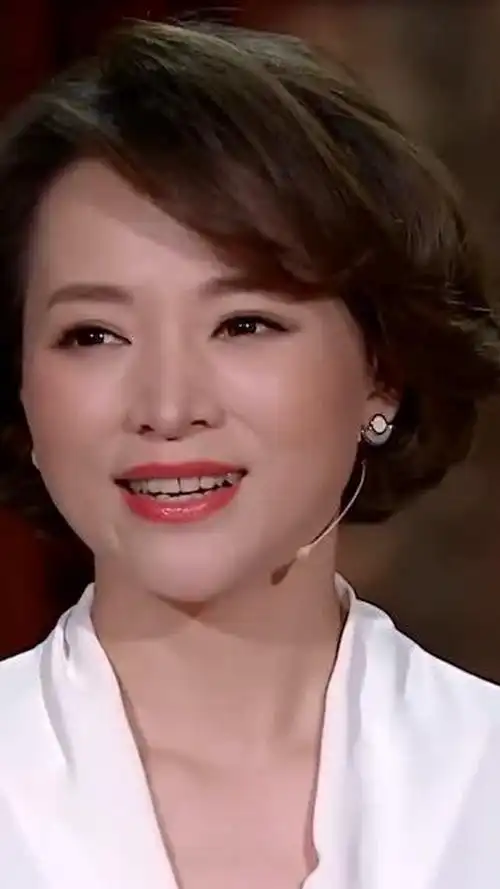 董卿 每个人的心里都藏着一个了不起的自己,每一个努力前行的足印脚尖