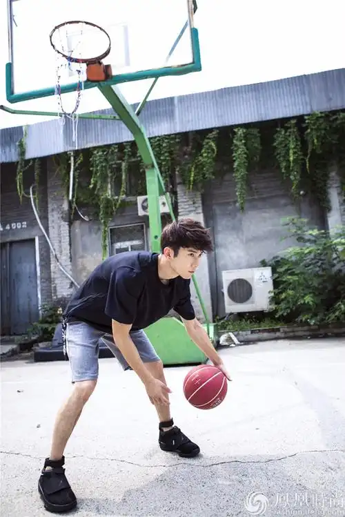 刘芮麟曝篮球写真运动少年显阳光帅气