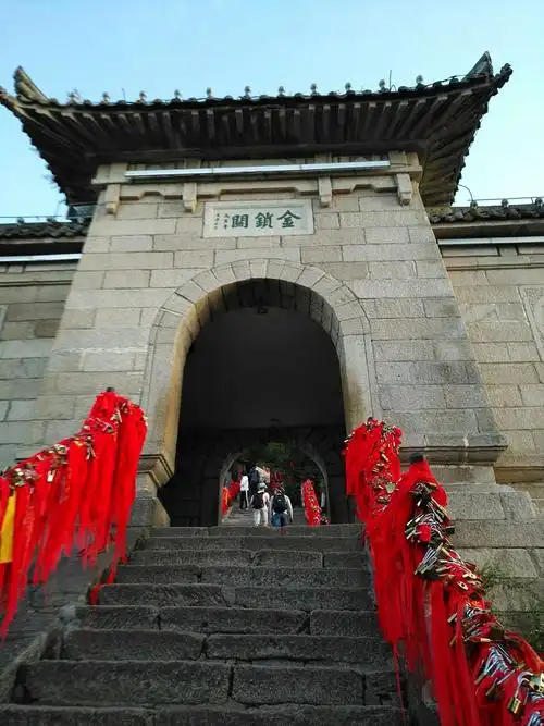 夜晚的金锁关似乎更漂亮.