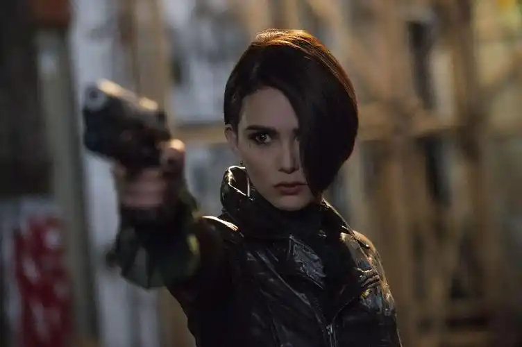 《摩天大楼》昆凌女杀手劲装造型首曝光