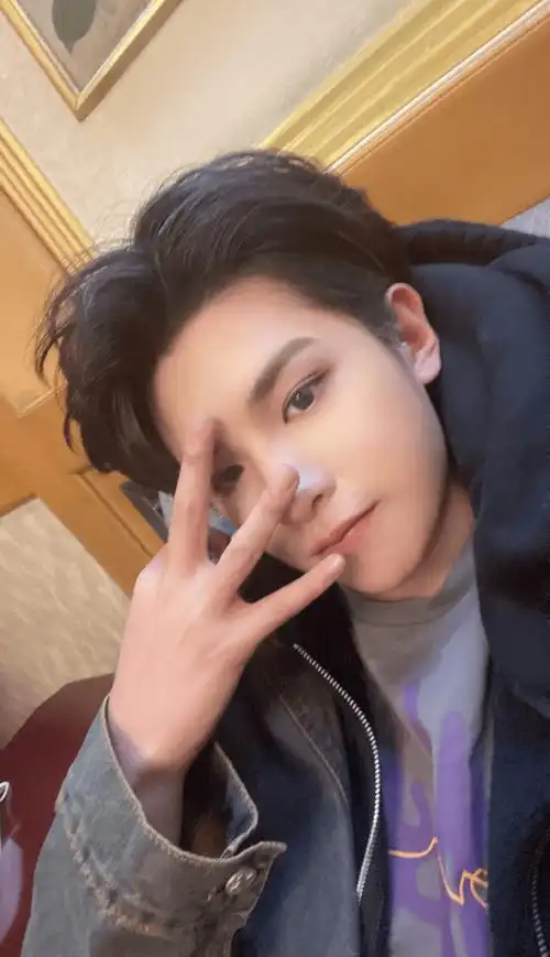 黄明昊三周年福利自拍六宫格 请查收来自小贾的花式比"三"_justin