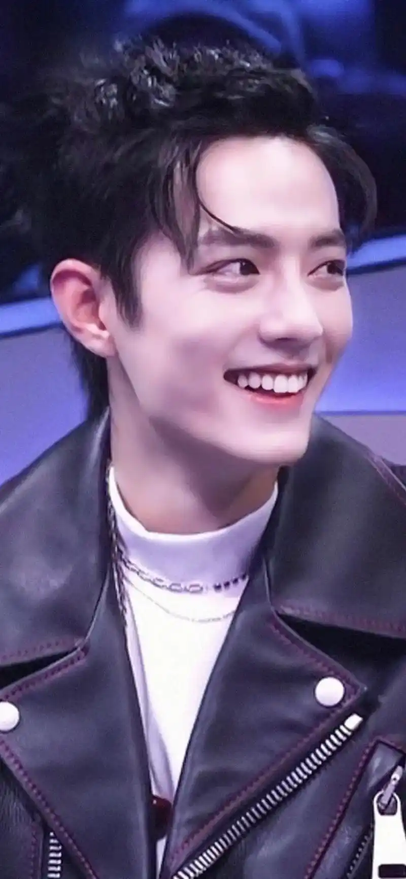 战战这身皮衣造型加上高马尾真是帅出天际了#治愈系笑容 @肖战 - 抖音